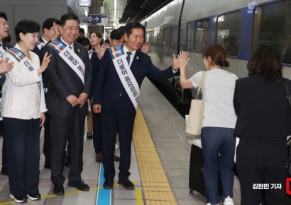 [포토] 민주당 지도부, 용산역서 귀성 인사…추석 민심 공략