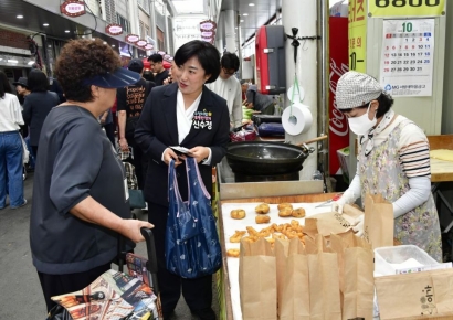 [포토] 광주시의회, 추석 맞이 전통시장 장보기