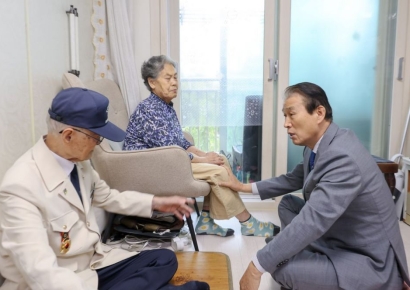 [포토] 권오을 국가보훈부 장관, 대구서 6.25참전유공자 위로 방문