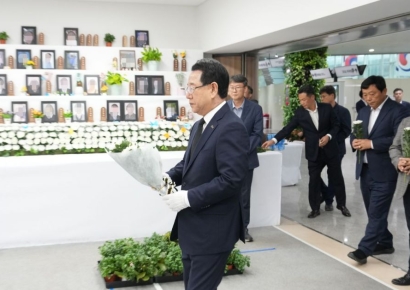 김영록 지사, 추석 앞두고 12·29 여객기 참사 유가족 위로
