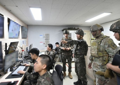 합참의장-연합사령관, 추석연휴 GP·GOP 찾아 한미동맹 강조
