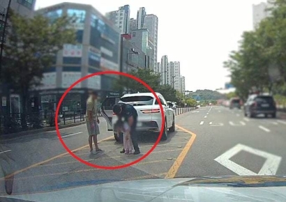 비상등 켠 채 멈춘 SUV 다가가보니…순찰하던 경찰, 5살 아이 구조