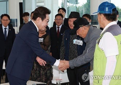 고향 찾은 이 대통령 "모두의 대통령 되겠다는 다짐 새겼다"