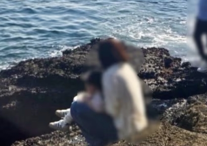 '관광'하러 온 건지 '민폐' 끼치러 온 건지…천연기념물서 아이 용변 본 中 관광객