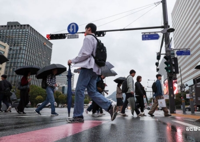 "카톡" 소리로 시작되는 '공짜 야근'…"우린 아직 퇴근하지 못했다"