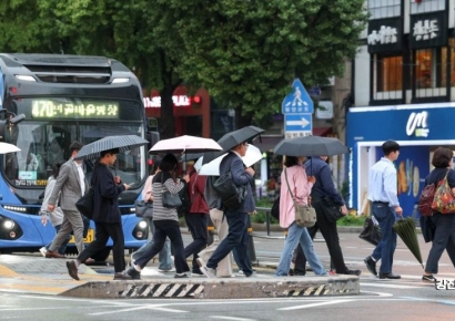 [포토] 연휴 마친 뒤 출근길 나선 직장인들