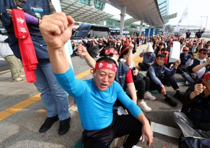 인천공항 '연휴 파업' 중단… 요구 미수용 시 25일 무기한 재파업