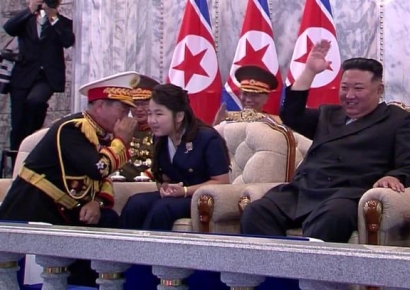 사라진 김정은 딸 '주애'…한 달 넘게 자취 감추고 北 80주년 열병식도 불참