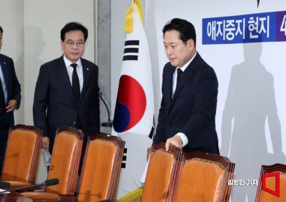 [포토] 회의실 들어서는 장동혁-송언석