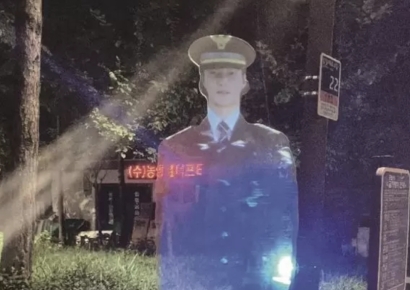 '기발하네' 외신도 놀랐다…밤만 되면 나타난다는 'K경찰' 홀로그램
