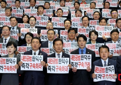 [포토] 민주당 "CCTV에 '尹 지시문' 든 모습 선명…한덕수는 계엄 공범"
