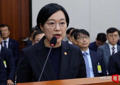 [포토] 한성숙 장관 "창업벤처 활성화 소상공인 회복에 역량 집중"