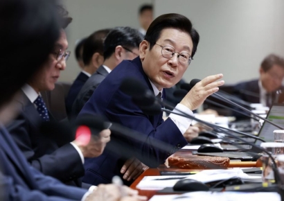 李대통령 "부동산 지나치게 과대평가…일본처럼 될 가능성 매우 높아"