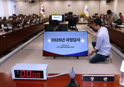 [2025국감]李예능 출연·방통위 폐지…與野, 과방위서 공방 재연