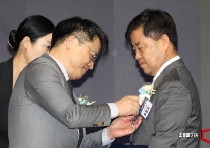 [포토] 산업포장 시상하는 문식학 차관