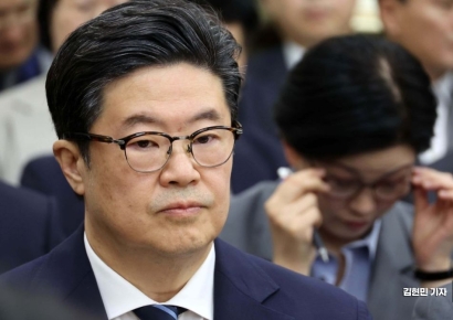 홈플러스 논란에 국감 첫 등장 김병주, 여야서 뭇매