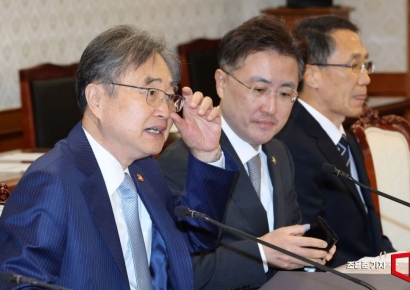 [포토] 대화하는 조현 외교부 장관