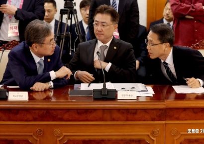 [포토] 대화하는 조현 외교장관과 유재성 경찰청장직무대행