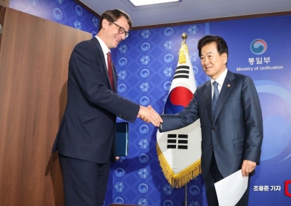 [포토] 악수하는 필립 베르투 주한프랑스대사와 정동영 장관