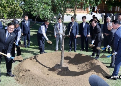 [포토] 국회 사회적대화 공동 선언 기념 식수