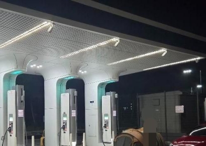 무개념 캠핑? 양양 전기차 충전소에 텐트 치고 반려견 산책까지