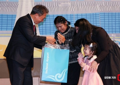 [포토] 국가별 대표 가정에게 기념품 전달하는 이학재 사장