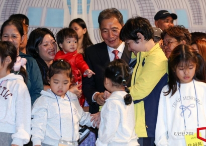 [포토] 다문화 가족과 대화하는 이학재 인천공항공사 사장