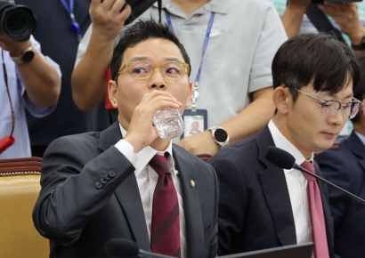 [2025 국감]과방위 국감, 김우영vs박정훈 설전에 또 정회…기관은 입도 못 떼