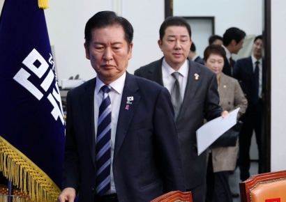 [포토] 최고위원회의 참석하는 정청래