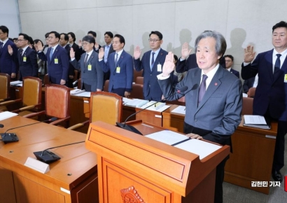 [포토] 국정감사 선서하는 정기석 이사장