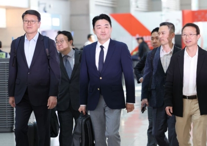 "군함 1척 수주에 기업 300개 고용"…강훈식, 방산 세일즈 위해 독일 출국