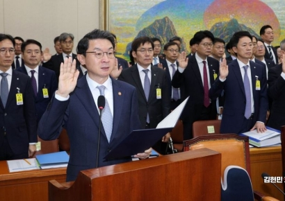 [포토] 국감 선서하는 이억원 금융위원장