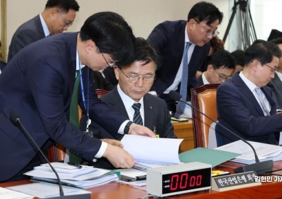 국회 정무위, 대부업체 운영 명륜당에 대출해준 산업은행 질타[2025국감]