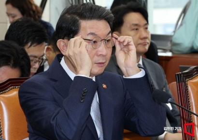 [국감2025]네이버-두나무 합병에 시세조종 의혹…이억원 "살펴볼 것"
