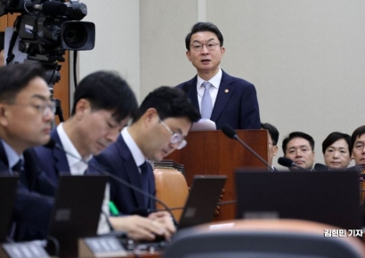 [2025국감]이억원 금융위원장 “금산분리 완화, 실용적으로 풀어낼 고민 중”