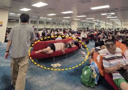 "내 얼굴이 다 화끈" 해외 공항 의자에 드러누운 한국인 모녀 '비매너 논란'