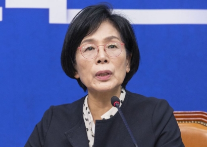 [2025국감] 최민희, 딸 결혼식 해명하다 '울먹'…"피감기관에 청첩장 전달 안 해"