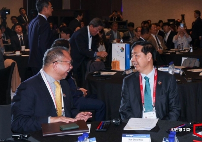 [포토] APEC 사무국장과 대화하는 경제부총리