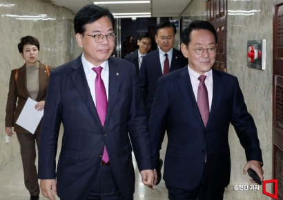 [포토] 국감대책회의 참석하는 송언석