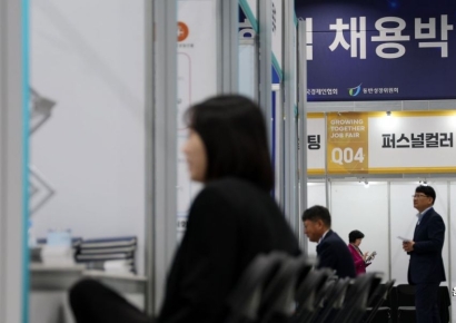 [포토] 면접 보는 구직자들