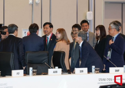 [포토] 참석자들과 인사하는 구윤철 경제부총리