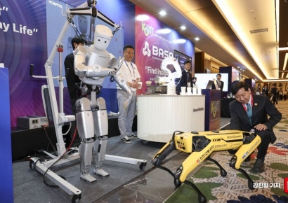 [포토] AI로봇 보는 구윤철 경제부총리