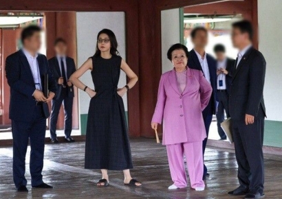 '슬리퍼 차림' 김건희, 휴관일에 경호원들과 경회루 갔다…그 옆사람 누군가 보니