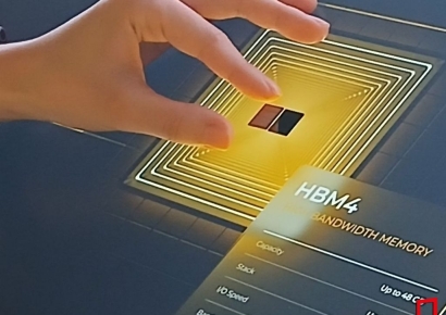 삼성·SK, HBM4 12단 실물 국내서 첫 공개…AI 메모리 경쟁력 선보여