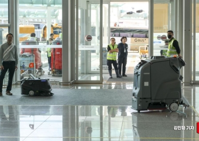 [포토] 청소로봇 이용해 청소 나선 인천공항