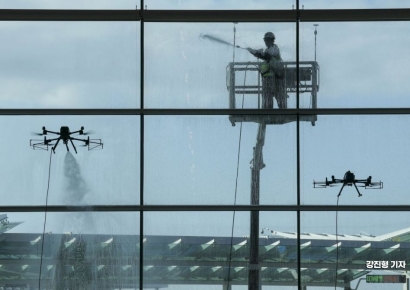 [포토] 드론 이용한 인천공항 청소