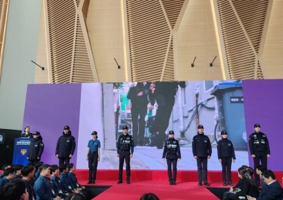 10년만에 바뀌는 경찰복…진회색→진청색 점퍼로 변경