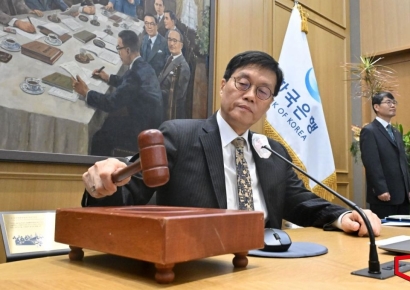 Bank of Korea Freezes Base Rate in October... Surging Home Prices and Exchange Rate Volatility Put Financial Stability First (Update)