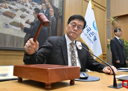 Bank of Korea Freezes Rates in October... Next Cut Hinges on Housing Prices and Exchange Rate Trends (Comprehensive)