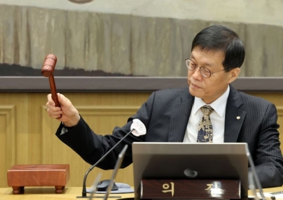 "집값·환율 불안" 한은, 11월 금리 동결…내년 1.8% 성장, 전망 상향(상보)